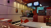 Berada di jalan Bangka Raya, Anda bisa mencicip pizza dengan aneka rasa. Tempatnya tidak terlalu besar dengan warna interior khas berwarna merah, biru dan putih.