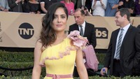 Kali ini Salma Hayek tampil dengan busana yang salah, dengan warna kuning dan detail bunga di bagian bahu.  Frazer Harrison/Getty Images/detikFoto.