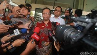 Mahfud keluar gedung KPK.