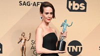 Sarah Paulson memilih tampil dengan dress hitam dari Vera Wang yang membuatnya semakin mempesona. Frazer Harrison/Getty Images/detikFoto.
