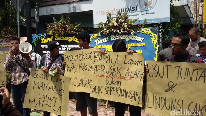 Kecam Kekerasan, Aktivis Tabur Bunga di Sekretariat Mapala UII