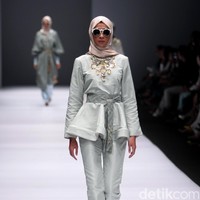 Koleksi Anniesa Hasibuan mengangkat tema DJakarta di Jakarta Fashion Week 2017. Senayan City. Jakarta. [Foto: Mohammad Abduh/Wolipop]
