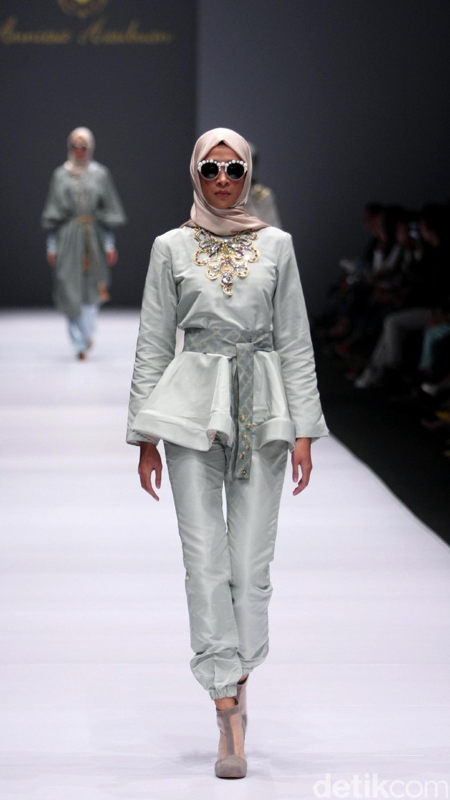 Koleksi Anniesa Hasibuan mengangkat tema DJakarta di Jakarta Fashion Week 2017. Senayan City. Jakarta. [Foto: Mohammad Abduh/Wolipop]