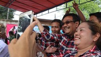 Warga berebut foto bersama Djarot.