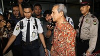 Busyro keluar gedung KPK.