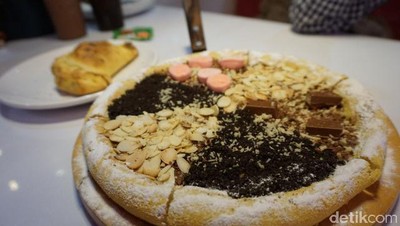 Yummy! Pizza Bertopping Oreo dan Kit Kat Ini Bikin Nagih