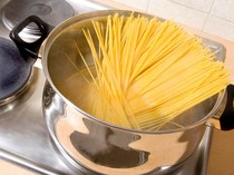 Rebus Pasta Harus Pakai Minyak? Begini Cara yang Tepat