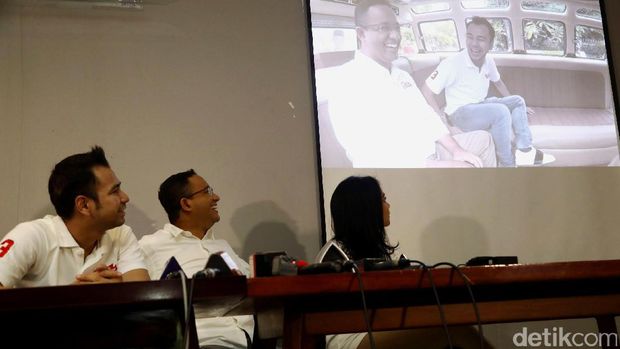 Anies melihat tayangan kampanye di VW Combi / 