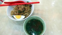 Selain dim sum, ada juga makanan berat lainnya seperti mie ayam, hingga nasi goreng. Rasanya tentu saja sedap! (Wahyu/detikTravel)