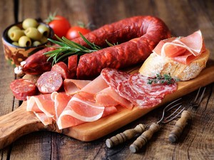 5 Makanan dan Minuman yang Diam-Diam Bikin Darah Tinggi