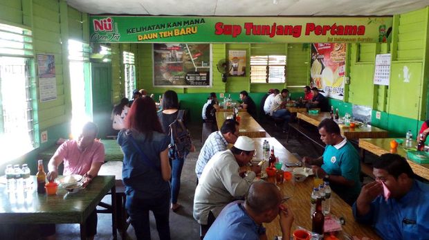 Suasana ramai rumah makan Sop Tunjang Pertama di Pekanbaru (Wahyu/detikTravel)