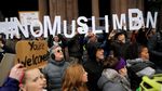 Tolak Kebijakan Imigrasi Trump, Warga AS Dukung Umat Muslim
