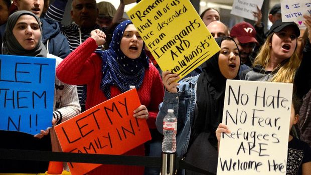 Demonstran menyambut imigran di Bandara Internasional Dulles