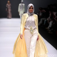 Koleksi Anniesa Hasibuan mengangkat tema DJakarta di Jakarta Fashion Week 2017. Senayan City. Jakarta. [Foto: Mohammad Abduh/Wolipop]