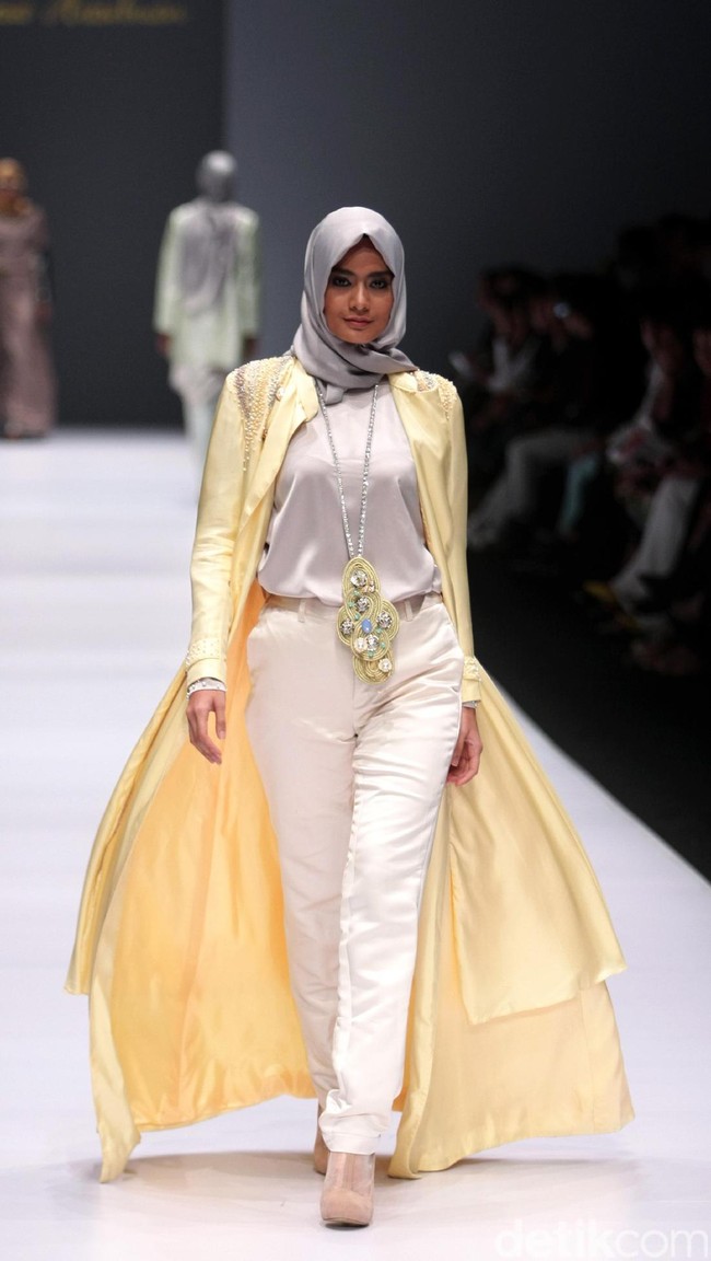 Koleksi Anniesa Hasibuan mengangkat tema DJakarta di Jakarta Fashion Week 2017. Senayan City. Jakarta. [Foto: Mohammad Abduh/Wolipop]