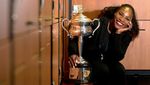Pose Serena dan Federer dengan Pialanya
