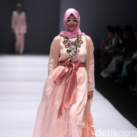 Koleksi Anniesa Hasibuan mengangkat tema DJakarta di Jakarta Fashion Week 2017. Senayan City. Jakarta. [Foto: Mohammad Abduh/Wolipop]