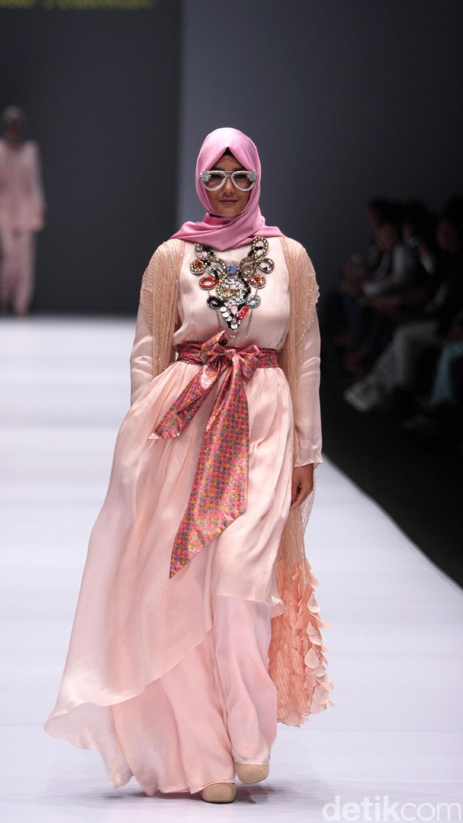 Koleksi Anniesa Hasibuan mengangkat tema DJakarta di Jakarta Fashion Week 2017. Senayan City. Jakarta. [Foto: Mohammad Abduh/Wolipop]