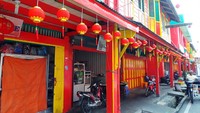 Masih bernuansa Imlek, di sepanjang kawasan ini terpasang lampion yang juga berwarna merah menyala. Kawasan ini terdiri dari beberapa toko dan kedai-kedai kopi yang sudah berdiri lama dan diwariskan secara turun temurun (Wahyu/detikTravel)