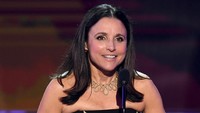 Julia Louis-Dreyfus berhasil memenangkan kategori Outstanding Female Actor in a Comedy Series. Ia pun mengkritik kebijakan Donald Trump dan mengatakan bahwa ia adalah anak dari seorang imigran. Kevin Winter/Getty Images/detikFoto.