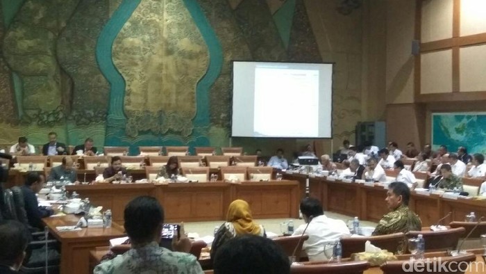 Komisi VII DPR dan Jonan Rapat Evaluasi Kinerja ESDM di 2016
