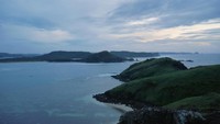 Foto: Salah satu sisi bukit ada yang memanjang dengan lekukan-lekukan pantai yang cantik. Fotogenik sekali untuk difoto. Kalau ingin berfoto saat langit lebih cerah, tunggu saja di atas bukit sambil bersantai (Kurnia/detikTravel)