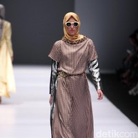 Koleksi Anniesa Hasibuan mengangkat tema DJakarta di Jakarta Fashion Week 2017. Senayan City. Jakarta. [Foto: Mohammad Abduh/Wolipop]