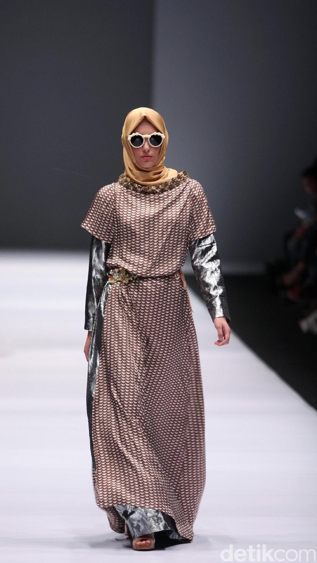 Koleksi Anniesa Hasibuan mengangkat tema DJakarta di Jakarta Fashion Week 2017. Senayan City. Jakarta. [Foto: Mohammad Abduh/Wolipop]