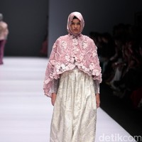 Koleksi Anniesa Hasibuan mengangkat tema DJakarta di Jakarta Fashion Week 2017. Senayan City. Jakarta. [Foto: Mohammad Abduh/Wolipop]