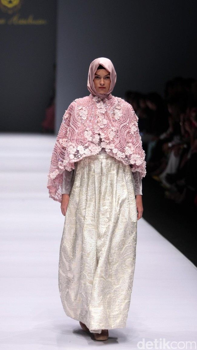 Koleksi Anniesa Hasibuan mengangkat tema DJakarta di Jakarta Fashion Week 2017. Senayan City. Jakarta. [Foto: Mohammad Abduh/Wolipop]