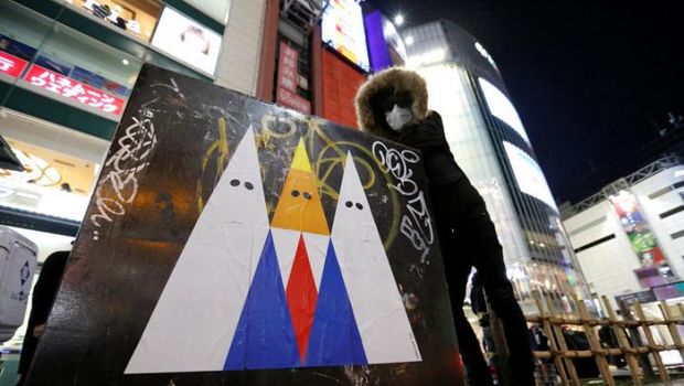 Anti-Trump, <i>Street Artist</i> Jepang Tempel Stiker di Jalanan Kota Shibuya 