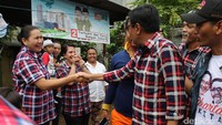 Djarot menyalami warga di jalan menuju lokasi kampanye.