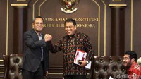 Rombongan DPR dipimpin oleh Wakil Ketua Benny K. Harman.