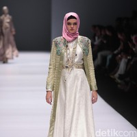 Koleksi Anniesa Hasibuan mengangkat tema DJakarta di Jakarta Fashion Week 2017. Senayan City. Jakarta. [Foto: Mohammad Abduh/Wolipop]