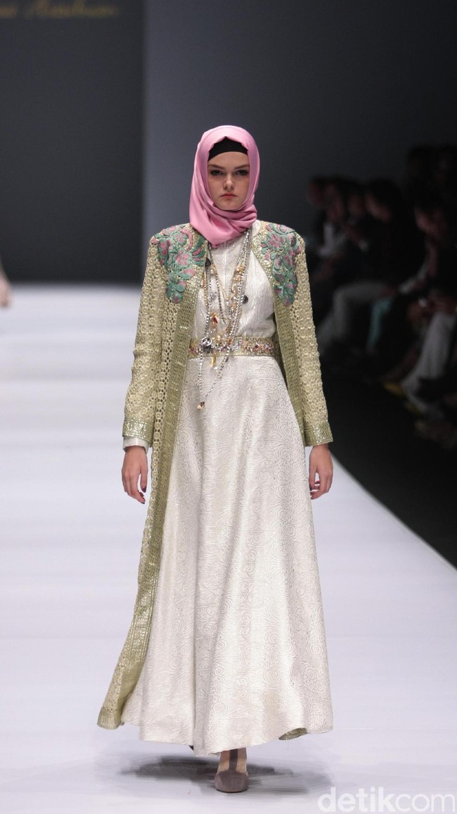 Koleksi Anniesa Hasibuan mengangkat tema DJakarta di Jakarta Fashion Week 2017. Senayan City. Jakarta. [Foto: Mohammad Abduh/Wolipop]