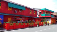 Ciri khas dari Kawasan Pecinan ini adalah semua warna bangunannya merah menyala. Warna merah berarti keberuntungan bagi warga Tionghoa (Wahyu/detikTravel)