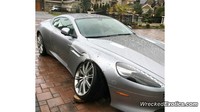 Roda depan Aston Martin DB9 rusak berat setelah mobil menghajar batu di Kanada. Pemiliknya harus mengeluarkan ribuan dolar untuk memperbaiki roda, termasuk rem karbon, dan subframe bagian depan. Foto: WreckedExotics.com