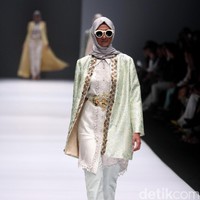 Koleksi Anniesa Hasibuan mengangkat tema DJakarta di Jakarta Fashion Week 2017. Senayan City. Jakarta. [Foto: Mohammad Abduh/Wolipop]