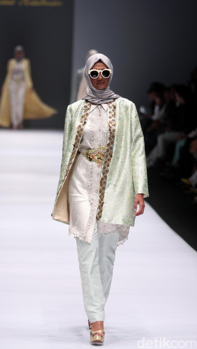 Koleksi Anniesa Hasibuan mengangkat tema DJakarta di Jakarta Fashion Week 2017. Senayan City. Jakarta. [Foto: Mohammad Abduh/Wolipop]