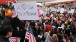 Tolak Kebijakan Imigrasi Trump, Warga AS Dukung Umat Muslim