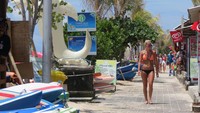 4. Seorang turis berbikini menikmati suasana. Aneka pilihan tempat makan tersedia, jika kamu kelaparan di Pantai Pandawa (Fitraya/detikTravel)