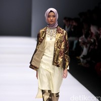 Koleksi Anniesa Hasibuan mengangkat tema DJakarta di Jakarta Fashion Week 2017. Senayan City. Jakarta. [Foto: Mohammad Abduh/Wolipop]