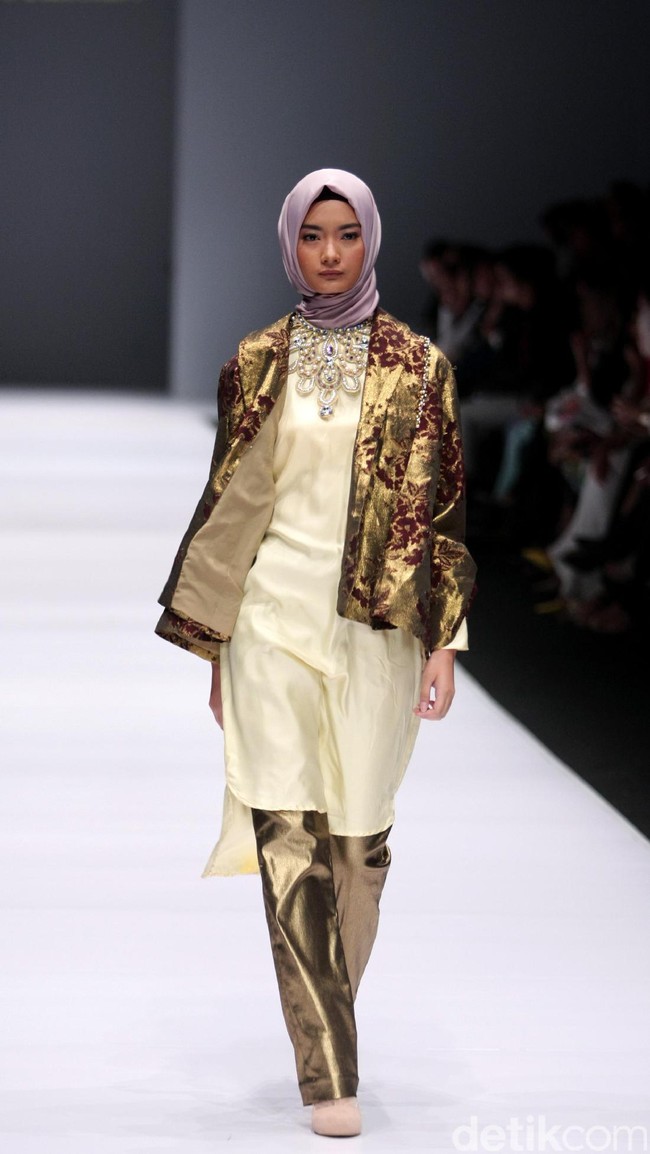 Koleksi Anniesa Hasibuan mengangkat tema DJakarta di Jakarta Fashion Week 2017. Senayan City. Jakarta. [Foto: Mohammad Abduh/Wolipop]
