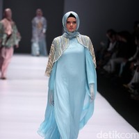 Koleksi Anniesa Hasibuan mengangkat tema DJakarta di Jakarta Fashion Week 2017. Senayan City. Jakarta. [Foto: Mohammad Abduh/Wolipop]