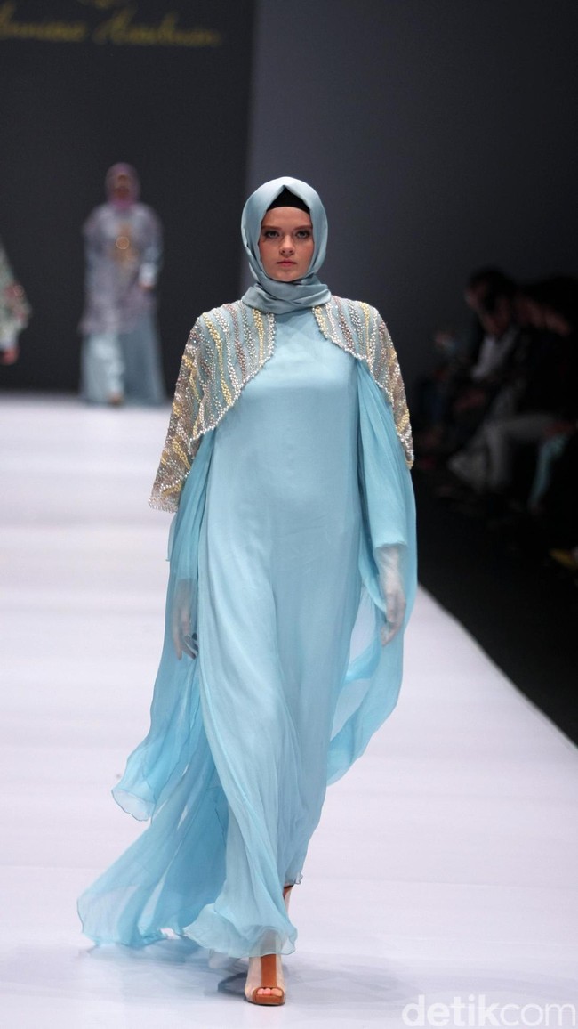 Koleksi Anniesa Hasibuan mengangkat tema DJakarta di Jakarta Fashion Week 2017. Senayan City. Jakarta. [Foto: Mohammad Abduh/Wolipop]