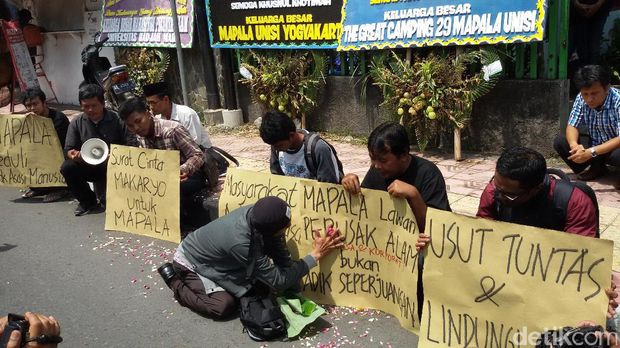 Kecam Kekerasan, Aktivis Tabur Bunga di Sekretariat Mapala UII