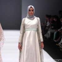 Koleksi Anniesa Hasibuan mengangkat tema DJakarta di Jakarta Fashion Week 2017. Senayan City. Jakarta. [Foto: Mohammad Abduh/Wolipop]