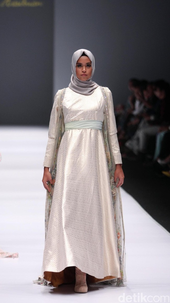 Koleksi Anniesa Hasibuan mengangkat tema DJakarta di Jakarta Fashion Week 2017. Senayan City. Jakarta. [Foto: Mohammad Abduh/Wolipop]