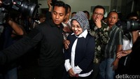 Sylviana yang mengenakan baju warna hitam dan kerudung warna hitam ini diperiksa sejak sekitar pukul 09.00 WIB hingga pukul 15.55 WIB.