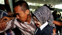 Sylviana tiba di kantor Bareskrim sementara di Gedung Ombudsman, Kuningan, Jakarta Selatan, sekitar pukul 09.00 WIB.